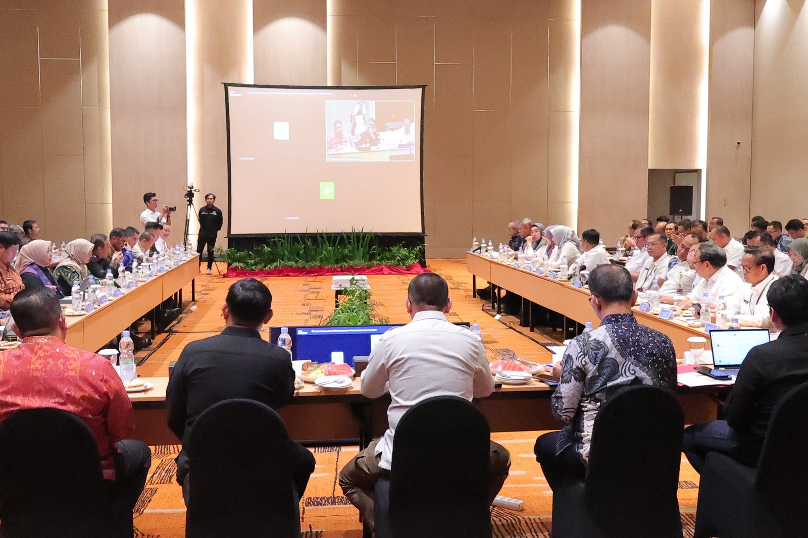 rapat Forum TJSL Kota Palembang yang dipimpin Asisten II Setda Kota Palembang, Isnaini Madani, di Ruang Rapat Musi Bapperida Kota Palembang, Kamis (23/7/2026).