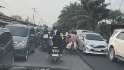 Kemacetan di Simpang Empat Tegal Binangun, Kelurahan Jakabaring Selatan, Kecamatan Rambutan, Kabupaten Banyuasin
