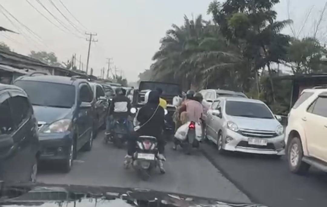 Kemacetan di Simpang Empat Tegal Binangun, Kelurahan Jakabaring Selatan, Kecamatan Rambutan, Kabupaten Banyuasin
