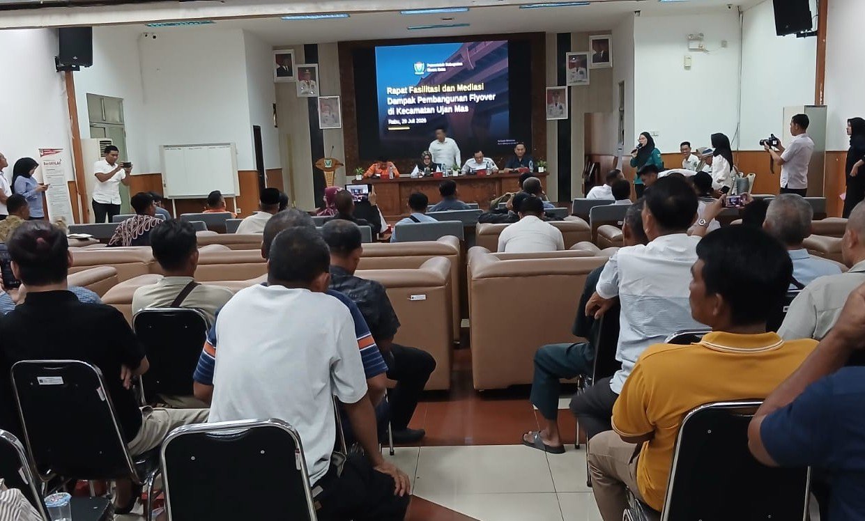 rapat mediasi ketiga yang mempertemukan warga terdampak dengan jajaran manajemen PT KAI, di Ruang Rapat Pangripta Nusantara, Kantor Bappeda Kabupaten Muara Enim, Rabu (29/7/2026).