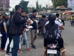 PAC HSB Kertapati dan Pemuda Tebar Jumat Berkah di Simpang Sungki