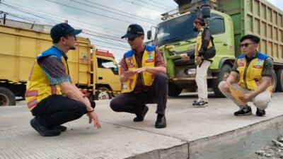 Kepala Balai Besar Jalan Nasional Wilayah Sumatera Selatan, Panji Krisna Wardana saat mengecek pengecoran jalan di KM 17 Banyuasin
