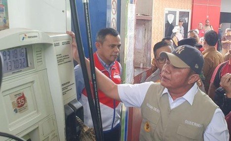 Herman Deru Tinjau SPBU Penyalur Solar yang Bikin Macet di Paloba Sumsel