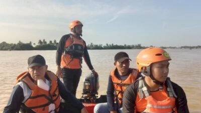 Pencarian Ira Safitri (34) yang diduga tenggelam saat hendak mandi di Kecamatan Rambutan, Kabupaten Banyuasin, Sumatera Selatan. (Basarnas)