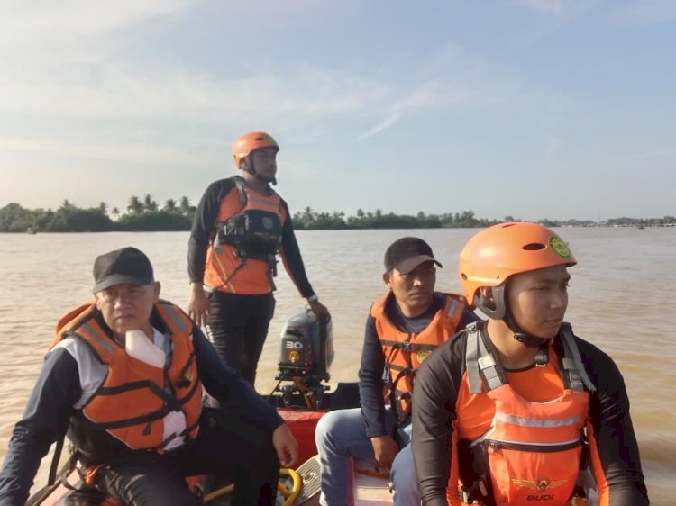 Pencarian Ira Safitri (34) yang diduga tenggelam saat hendak mandi di Kecamatan Rambutan, Kabupaten Banyuasin, Sumatera Selatan. (Basarnas)