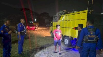 Anggota Subdit Gakkum Ditpolairud Polda Sumsel membongkar aktivitas penyelundupan BBM jenis solar olahan di Dermaga PT Payung Samudera/handout