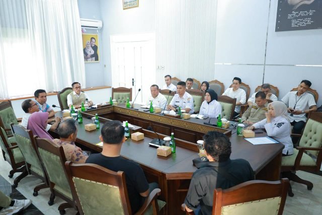 pedagang kecil di kawasan Stadion Kamboja menyampaikan aspirasi langsung kepada Wali Kota Palembang, Ratu Dewa, di Rumah Dinas Jalan Tasik, Rabu (1/7/2026).