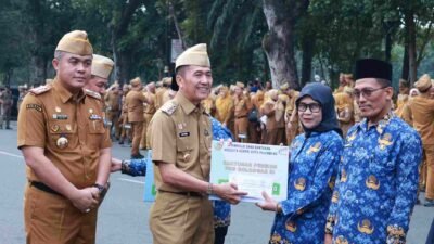 Walikota Palembang, Ratu Dewa saat memberikan apresiasi sekaligus warning terkait etos kerja di lingkungan Pemerintah Kota (Pemkot) Palembang