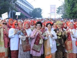 Ribuan Perempuan Berbusana Kebaya Padati Jembatan Ampera
