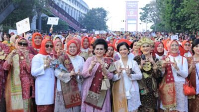 Parade Kebaya dan Wastra/Songke