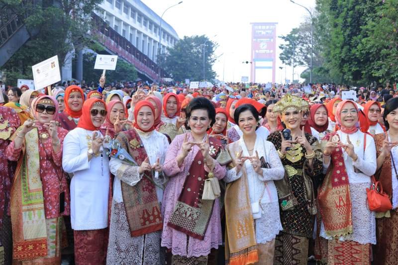Parade Kebaya dan Wastra/Songke
