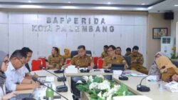 Rapat Koordinasi Progres dan Penyelesaian Kendala Pengendalian Banjir Sungai Bendung yang dipimpin Asisten I Bidang Pemerintahan dan Kesejahteraan Rakyat (Kesra) Kota Palembang, Drs. Kgs. H. Sulaiman Amin, di Ruang Rapat Musi Bapperida, Senin (20/07).