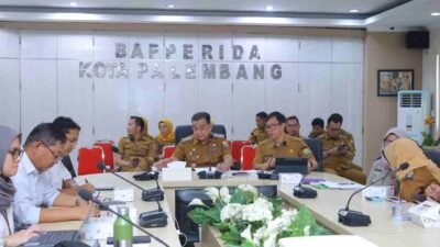 Rapat Koordinasi Progres dan Penyelesaian Kendala Pengendalian Banjir Sungai Bendung yang dipimpin Asisten I Bidang Pemerintahan dan Kesejahteraan Rakyat (Kesra) Kota Palembang, Drs. Kgs. H. Sulaiman Amin, di Ruang Rapat Musi Bapperida, Senin (20/07).