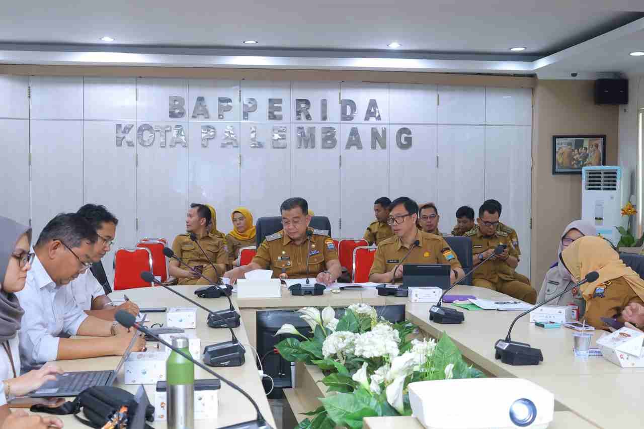Rapat Koordinasi Progres dan Penyelesaian Kendala Pengendalian Banjir Sungai Bendung yang dipimpin Asisten I Bidang Pemerintahan dan Kesejahteraan Rakyat (Kesra) Kota Palembang, Drs. Kgs. H. Sulaiman Amin, di Ruang Rapat Musi Bapperida, Senin (20/07).