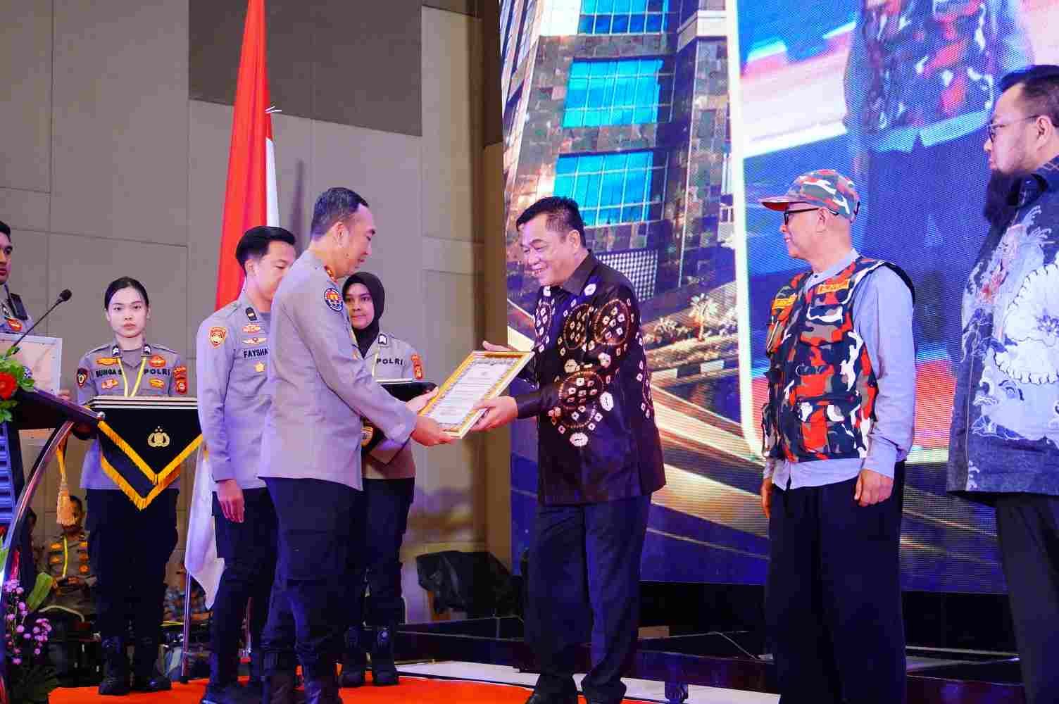 Bupati Toha Tohet Terima Penghargaan dari Kapolda Sumsel Atas Komitmen Dukungan Penguatan Kapasitas SDM Kepolisian dan Kondusivitas Daerah.
