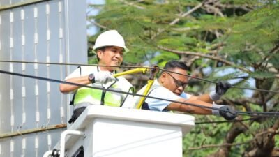 Walikota Palembang, Ratu Dewa saat penataan kabel utilitas di kawasan POM IX, tepatnya di depan TVRI, Kamis (23/7/2026).