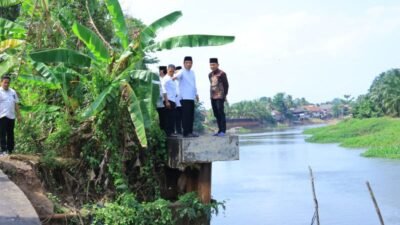 Wakil Gubernur Sumatera Selatan (Sumsel) H. Cik Ujang meninjau langsung ruas jalan yang mengalami longsor akibat abrasi sungai di Desa Kamal, Kecamatan Pemulutan Barat