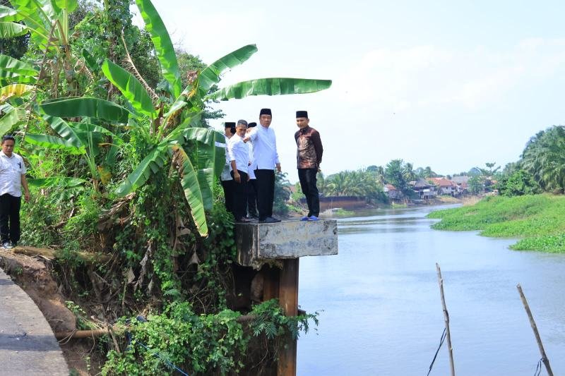 Wakil Gubernur Sumatera Selatan (Sumsel) H. Cik Ujang meninjau langsung ruas jalan yang mengalami longsor akibat abrasi sungai di Desa Kamal, Kecamatan Pemulutan Barat