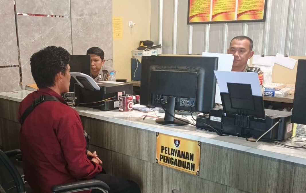 Sopir Ambulance Baznas Palembang, Kiagus M Isa saat melaporkan kejadian kehilangan ke Sentra Pelayanan Kepolisian Terpadu (SPKT) Polrestabes Palembang, Senin (3/8/2026).