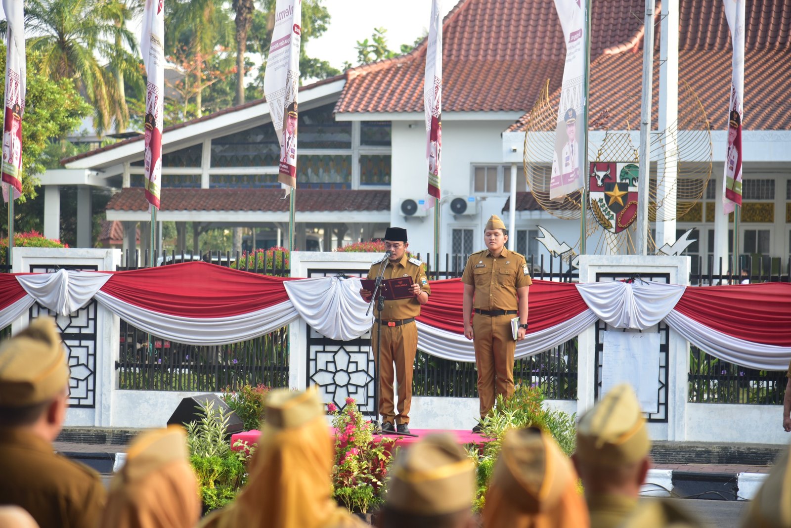 Wawako Palembang, Prima Salam saat memimpin Apel Gabungan jajaran Aparatur Sipil Negara (ASN) di Pelataran Kambang Iwak pada Senin (3/8/2026).