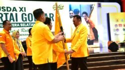 Ketua DPD Partai Golkar Sumatera Selatan terpilih, Andie Dinialdie saat menerima bendera pataka golkar