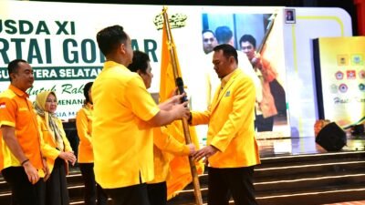 Ketua DPD Partai Golkar Sumatera Selatan terpilih, Andie Dinialdie saat menerima bendera pataka golkar