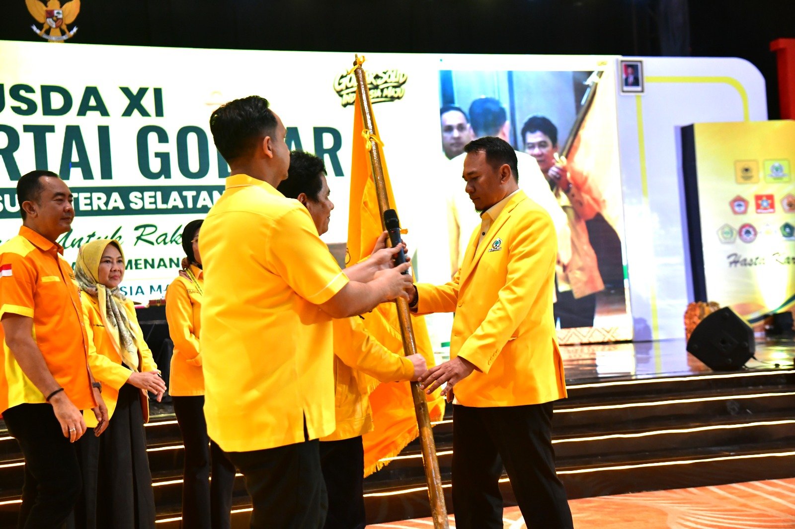 Ketua DPD Partai Golkar Sumatera Selatan terpilih, Andie Dinialdie saat menerima bendera pataka golkar