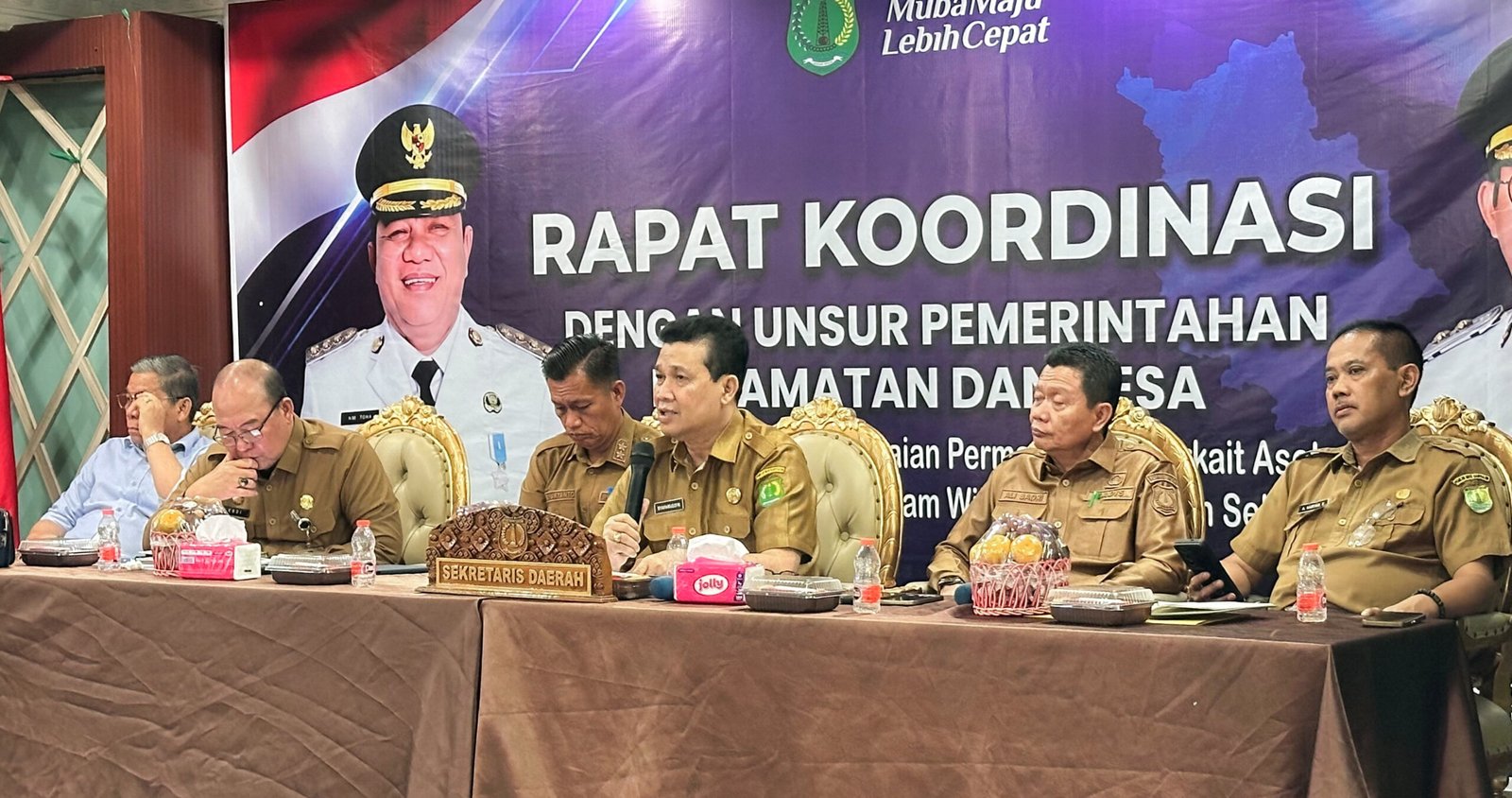 Sekda Muba Drs. Syafaruddin, M.Si, saat memimpin Rapat Koordinasi Penertiban Aset Daerah dan Tapal Batas Desa di Kecamatan Sekayu, Selasa (4/8/2026), di Auditorium Pemkab Muba.