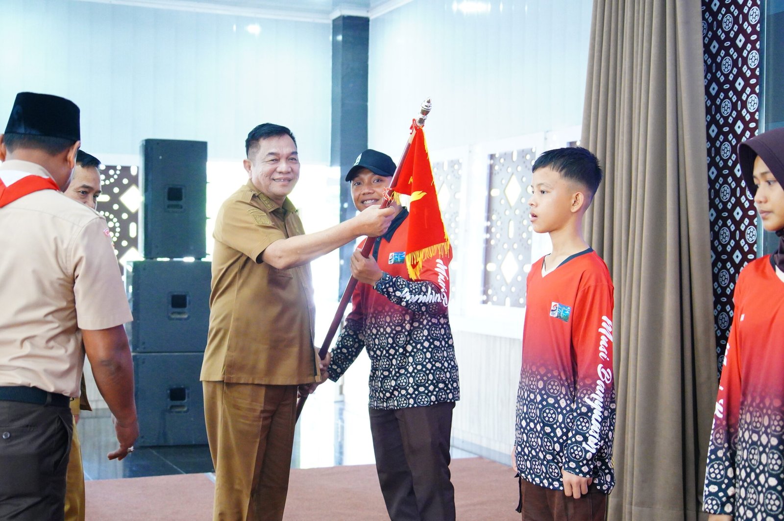 Bupati Musi Banyuasin (Muba) H M Toha Tohet SH melepas 74 anggota Pramuka Muba