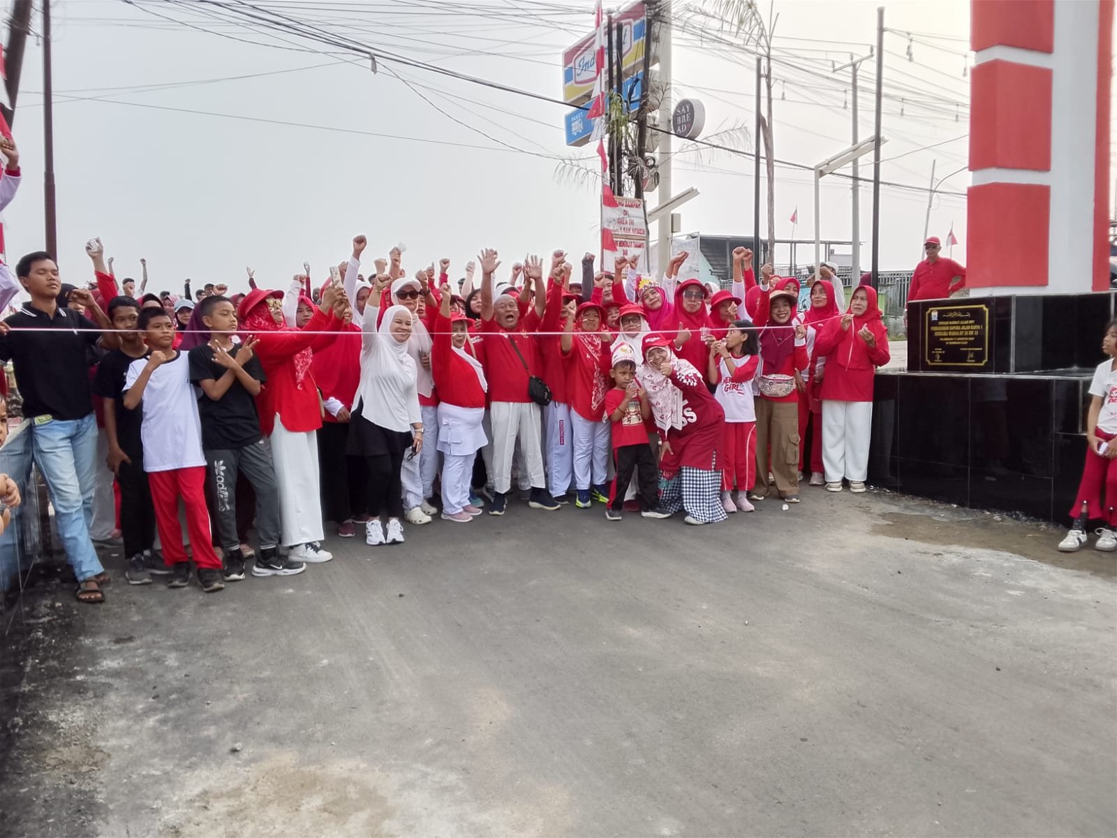 Semarak HUT RI ke-81, RT 028 Karya Jaya Gelar Jalan Santai dan Peresmian Gapura