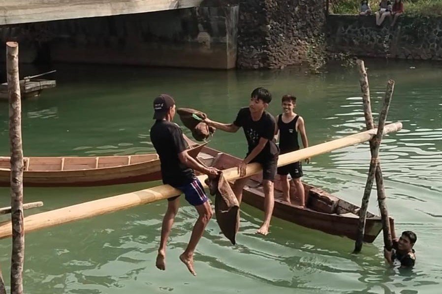 Lomba Tepuk Bantal Meriahkan HUT RI ke-81 di Desa Kuala Raya
