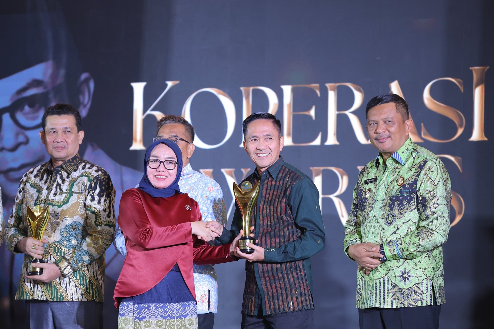 Wali Kota Palembang Ratu Dewa menerima penghargaan Bakti Koperasi Nayaka Mahambara