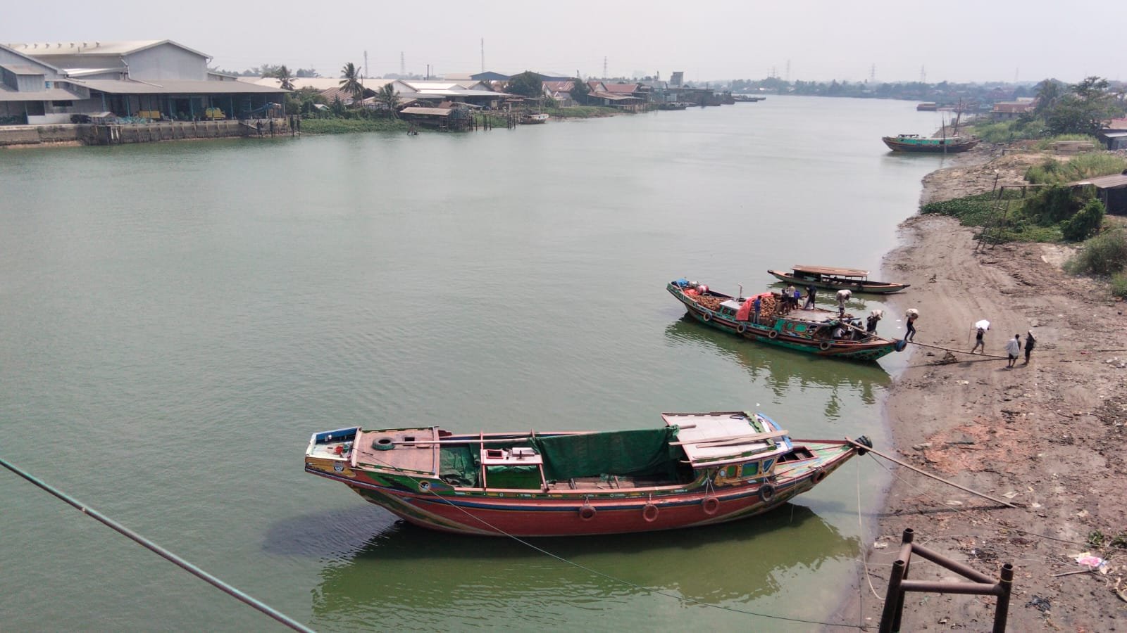 Fenomena Langka, Air Sungai Ogan Berubah Menjadi Kebiruan