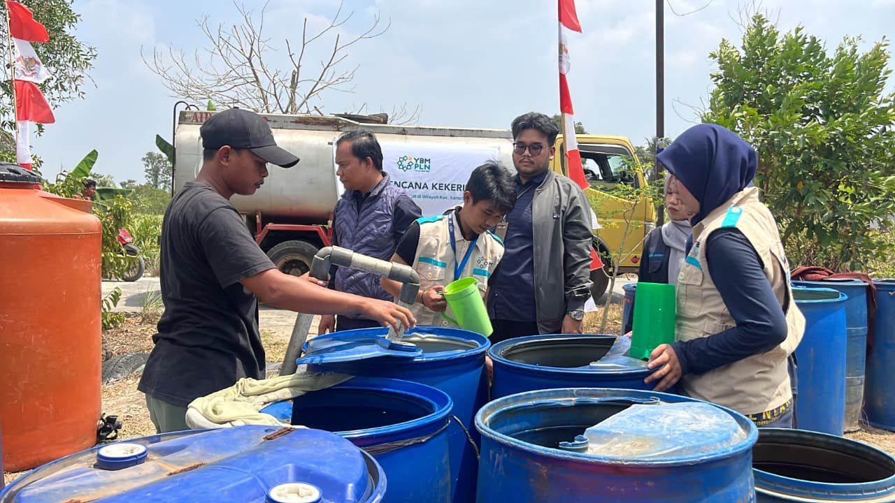 Yayasan Baitul Maal (YBM) PLN Unit Induk Distribusi Sumatera Selatan, Jambi, dan Bengkulu (UID S2JB) bersama Generasi Cahaya Pintar (GENCAR) turun langsung menyalurkan bantuan air bersih