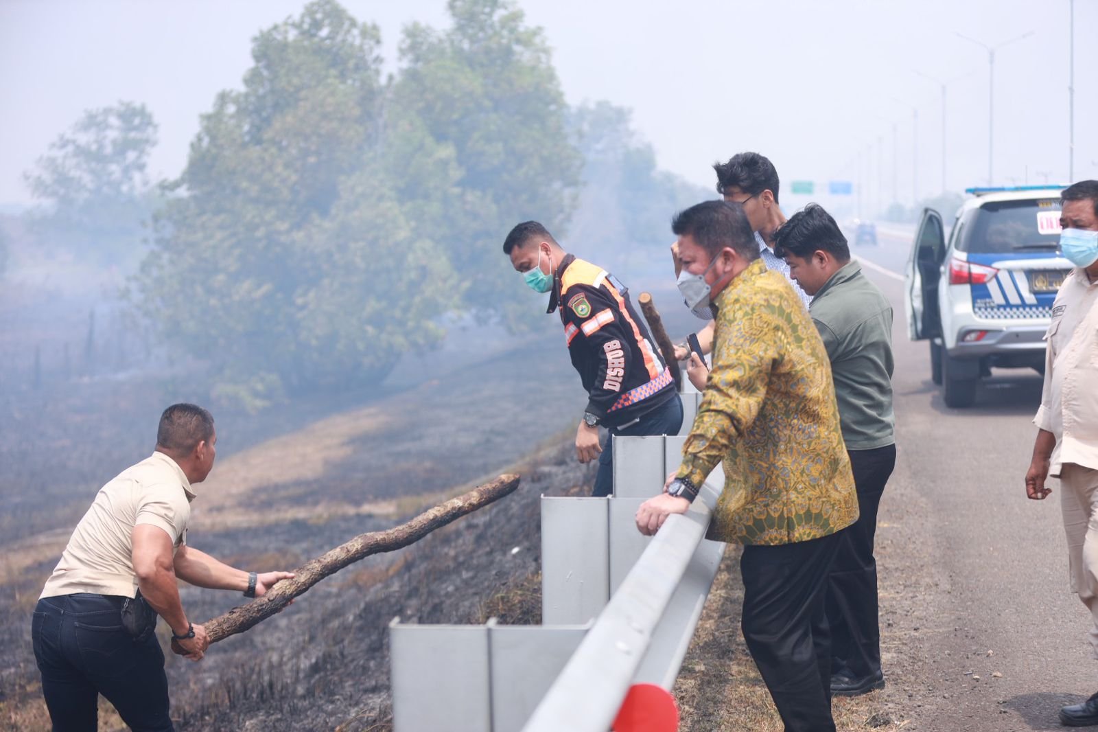 Gubernur Sumsel Herman Deru.Sabtu (29/8/2026), turun langsung menyisir titik kebakaran hutan dan lahan yang mengepung Jalan Tol Palembang-Indralaya