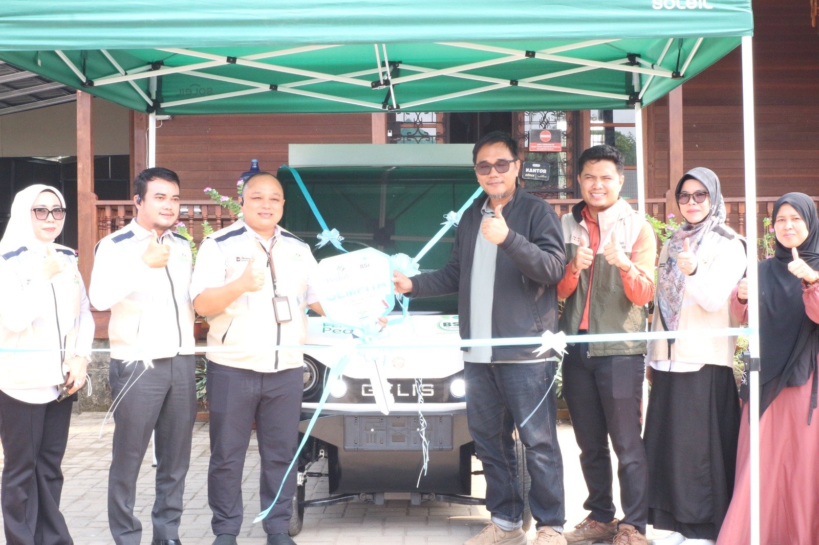 PLN UID S2JB menyerahkan Gerobak Listrik GEMPITA kepada Yayasan Qur'anic Farm Indonesia di Kalidoni, Palembang.