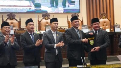 Gubernur Herman Deru dan Ketua DPRD Sumsel Andie Dinialdie saat foto usai menandatangani Nota Kesepakatan Bersama terhadap KUA serta PPAS APBD TA2027