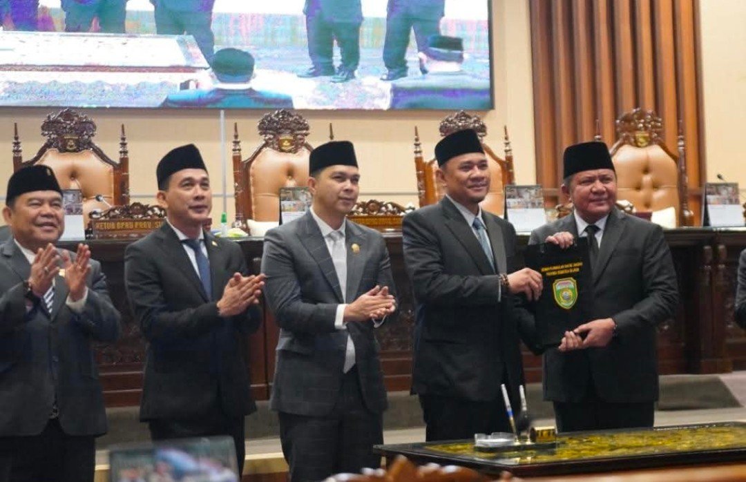 Gubernur Herman Deru dan Ketua DPRD Sumsel Andie Dinialdie saat foto usai menandatangani Nota Kesepakatan Bersama terhadap KUA serta PPAS APBD TA2027