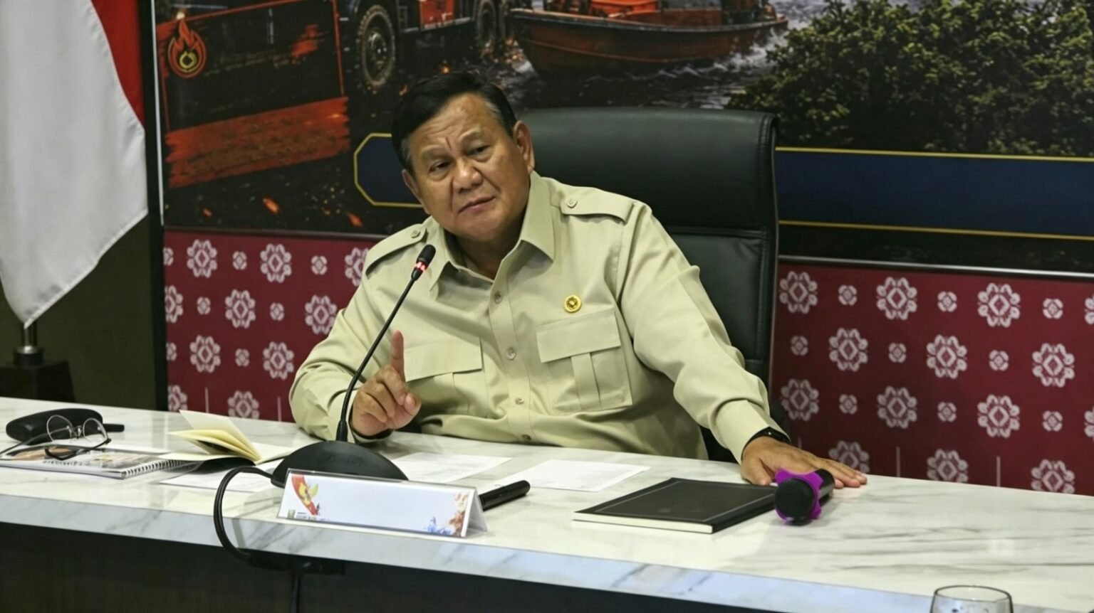 Presiden Prabowo menggelar rapat pencegahan dan penanganan karhutla bersama jajaran Pemerintah Provinsi Sumsel dan Forkopimda di Gedung VVIP Bandara Sultan Mahmud Badaruddin (SMB) II Palembang, Senin (24/8/2026)