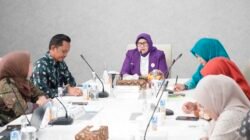 Rapat Koordinasi Tim Pembina Posyandu Kabupaten Musi Banyuasin di Ruang Rapat Guest House Griya Bumi Serasan Sekate, Kamis (6/8/2026),
