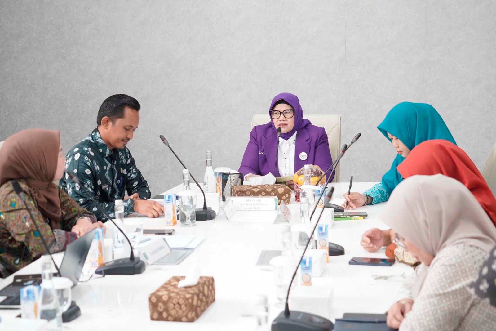 Rapat Koordinasi Tim Pembina Posyandu Kabupaten Musi Banyuasin di Ruang Rapat Guest House Griya Bumi Serasan Sekate, Kamis (6/8/2026),