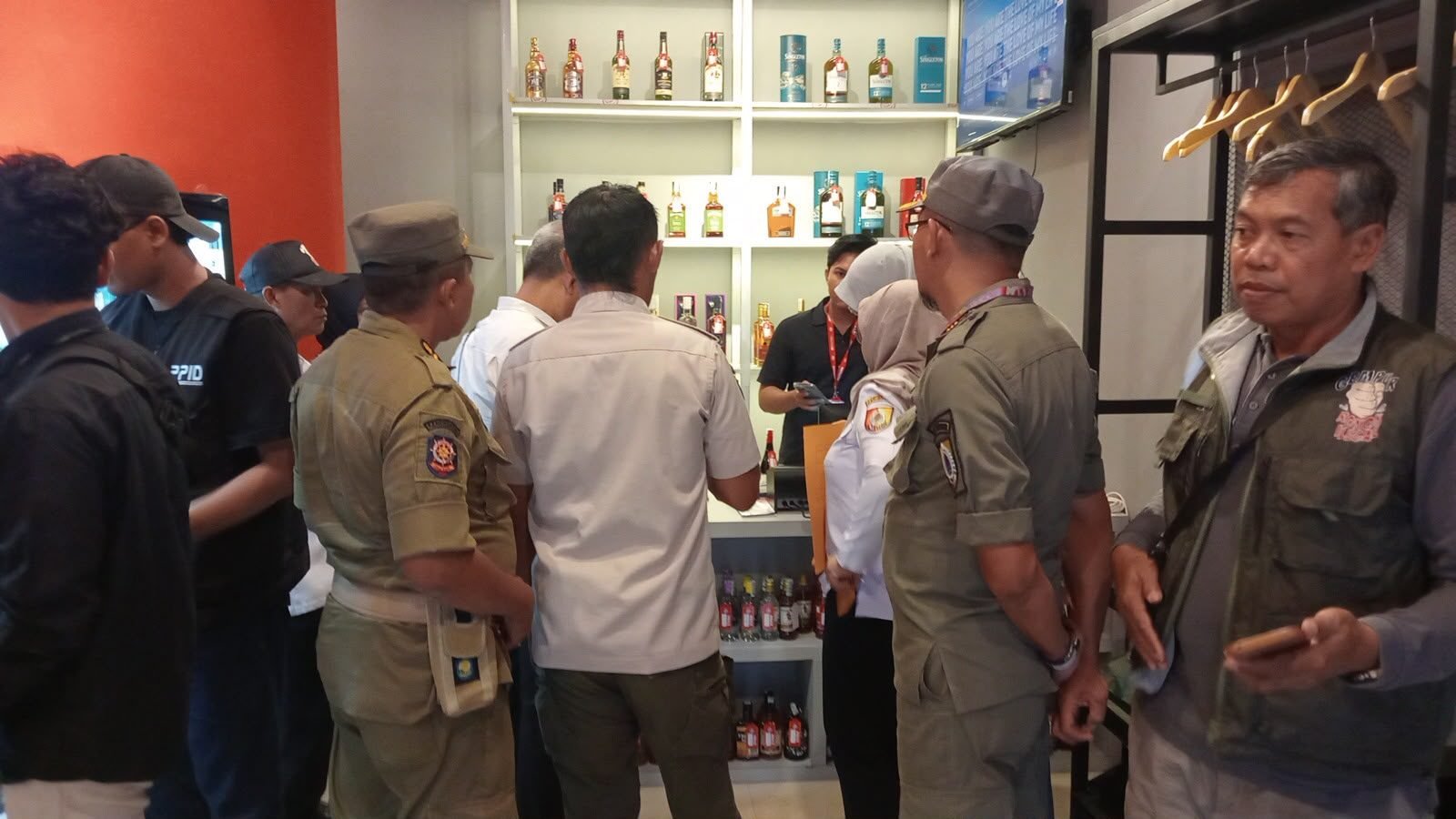 Dapat Laporan Warga, Pemkab Jember Hentikan Penjualan Miras Tanpa Izin