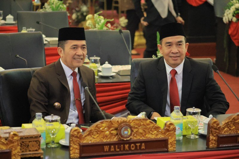 Wali Kota Ratu Dewa menghadiri Rapat Paripurna Istimewa DPRD Kota Palembang dalam rangka mendengarkan Pidato Kenegaraan Presiden Republik Indonesia