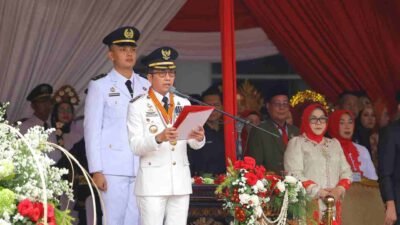 Wali Kota Palembang Ratu Dewa bertindak sebagai inspektur upacara pada pengibaran Bendera Merah Putih