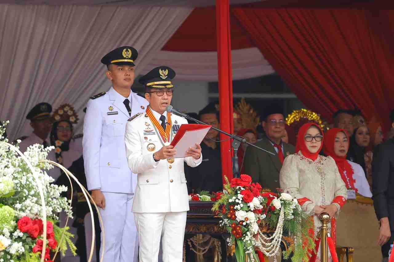 Wali Kota Palembang Ratu Dewa bertindak sebagai inspektur upacara pada pengibaran Bendera Merah Putih