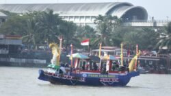 12 Perahu Bidar dan 17 Perahu Motor Hias Adu Ketangkasan di Atas Perairan Sungai Musi