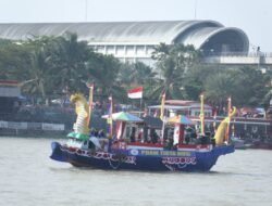 12 Perahu Bidar dan 17 Perahu Motor Hias Adu Ketangkasan di Atas Perairan Sungai Musi