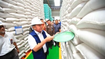 Herman Seru saat sidak gudang Bulog, Kamis (27/8/2026),