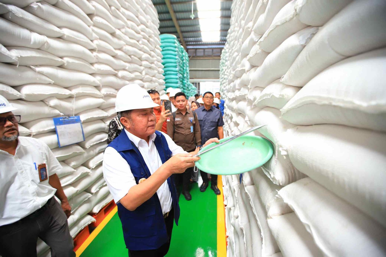 Herman Seru saat sidak gudang Bulog, Kamis (27/8/2026),