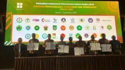 Wakil Rektor II USS Rabin Ibnu Zainal, M.Sc, Ph.D menunjukkan dokumen Perjanjian Kerjasama dengan BPDP usai penandatanganan bersama Dirut BPDP Eddy Abdurrahman di Jakarta, Selasa (1/9/2026).